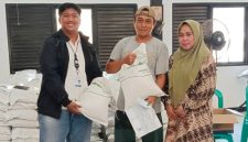 Pemerintah Desa Cigelam Ngaronjat bersama Kepala Desa Cigelam, Ibu Hj. Titin Siti Fatimah, melaksanakan kegiatan penyaluran bantuan pangan kepada masyarakat pada Kamis, 3 Agustus 2026.