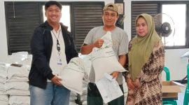 Pemerintah Desa Cigelam Ngaronjat bersama Kepala Desa Cigelam, Ibu Hj. Titin Siti Fatimah, melaksanakan kegiatan penyaluran bantuan pangan kepada masyarakat pada Kamis, 3 Agustus 2026.