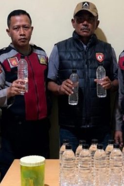 Mampir ke Aing Beje Kenek, Polisi Amankan 51 Botol Arak