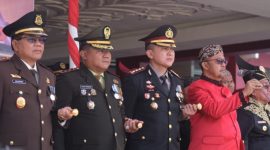 Kombes Pol Ariek Indra Sentanu (Tengah) saat mengikuti upacara peringatan Hari Ulang Tahun (HUT) ke-81 Kemerdekaan Republik Indonesia di halaman Kantor Pemerintah Kabupaten Sumenep, Senin (17/8/2026).