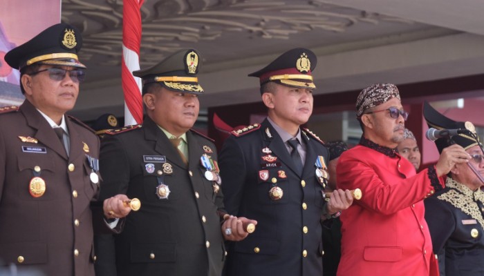 Kombes Pol Ariek Indra Sentanu (Tengah) saat mengikuti upacara peringatan Hari Ulang Tahun (HUT) ke-81 Kemerdekaan Republik Indonesia di halaman Kantor Pemerintah Kabupaten Sumenep, Senin (17/8/2026).