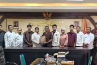 Foto bersama Mahasiswa Uniba Madura yang magang di Bawaslu Sumenep.