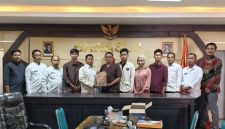 Foto bersama Mahasiswa Uniba Madura yang magang di Bawaslu Sumenep.