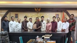 Foto bersama Mahasiswa Uniba Madura yang magang di Bawaslu Sumenep.