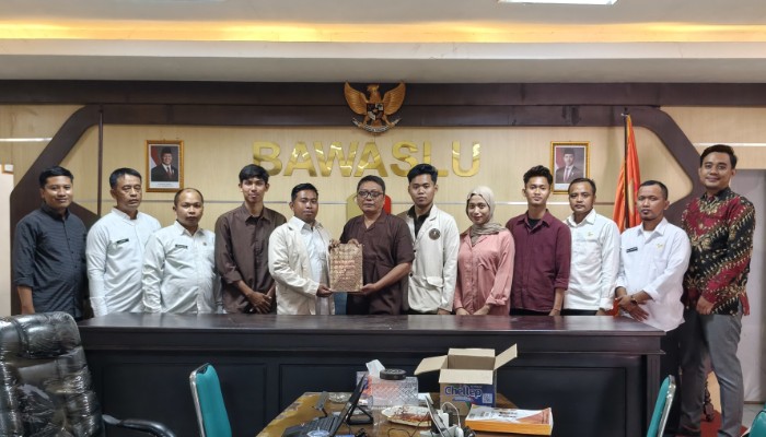Foto bersama Mahasiswa Uniba Madura yang magang di Bawaslu Sumenep.
