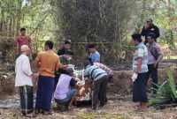 Saat jenazah korban dievakuasi petugas Puskesmas Batang-Batang untuk dibawa ke rumah duka di Desa Nyabakan Barat.
