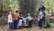 Saat jenazah korban dievakuasi petugas Puskesmas Batang-Batang untuk dibawa ke rumah duka di Desa Nyabakan Barat.