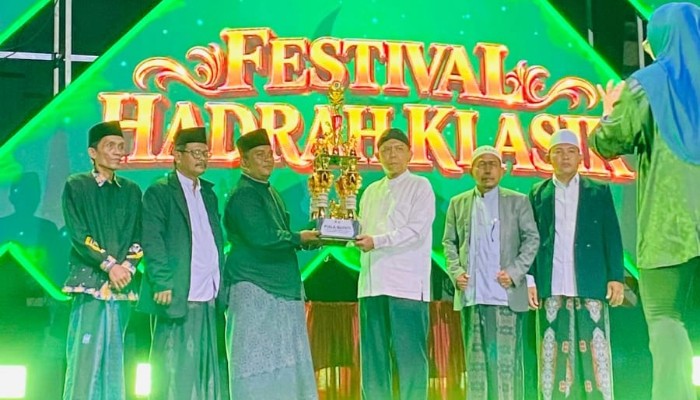 Panitia memberikan apresiasi kepada grup yang berhasil masuk enam besar maupun peserta lainnya yang telah mengikuti seluruh rangkaian kegiatan.