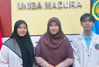 Dosen pembimbing sekaligus Dekan Fakultas Bahasa Asing UNIBA Madura, Lailiy Kurnia Ilahi (Tengah) bersama dua mahasiswa Program Studi BKI yang berhasil menembus forum akademik internasional. 