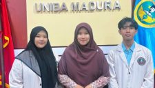Dosen pembimbing sekaligus Dekan Fakultas Bahasa Asing UNIBA Madura, Lailiy Kurnia Ilahi (Tengah) bersama dua mahasiswa Program Studi BKI yang berhasil menembus forum akademik internasional.