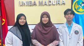 Dosen pembimbing sekaligus Dekan Fakultas Bahasa Asing UNIBA Madura, Lailiy Kurnia Ilahi (Tengah) bersama dua mahasiswa Program Studi BKI yang berhasil menembus forum akademik internasional. 