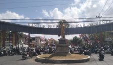 Akses menuju pintu gerbang utama kantor pemerintahan tampak sesak oleh deretan kendaraan.