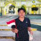 Koordinator GPN JATIM Syafiqurrahman dengan bendera dan sebungkusa nasi di tangan.