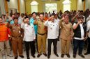Sejumlah pejabat dan peserta kegiatan berfoto bersama dengan mengangkat tangan sebagai bentuk semangat kebersamaan dalam kegiatan di Banyuwangi.