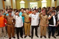 Sejumlah pejabat dan peserta kegiatan berfoto bersama dengan mengangkat tangan sebagai bentuk semangat kebersamaan dalam kegiatan di Banyuwangi.