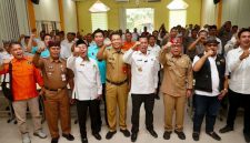Sejumlah pejabat dan peserta kegiatan berfoto bersama dengan mengangkat tangan sebagai bentuk semangat kebersamaan dalam kegiatan di Banyuwangi.