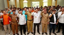 Sejumlah pejabat dan peserta kegiatan berfoto bersama dengan mengangkat tangan sebagai bentuk semangat kebersamaan dalam kegiatan di Banyuwangi.