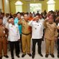 Sejumlah pejabat dan peserta kegiatan berfoto bersama dengan mengangkat tangan sebagai bentuk semangat kebersamaan dalam kegiatan di Banyuwangi.