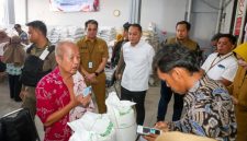 Penyaluran yang berlangsung di Kelurahan Kemayoran, Kecamatan Krembangan, Senin (31/8/2026), di pantau langsung oleh Walikota Surabaya.