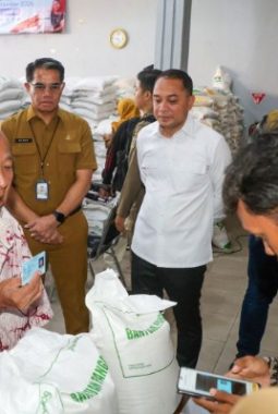 Karang Taruna Turun Tangan Salurkan Beras Bapanas, Cak Eri: Ini Baru Anak Muda Surabaya