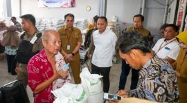 Penyaluran yang berlangsung di Kelurahan Kemayoran, Kecamatan Krembangan, Senin (31/8/2026), di pantau langsung oleh Walikota Surabaya.