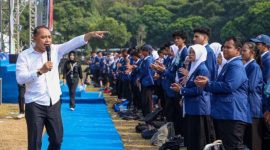 Eri saat menghadiri Pengukuhan Mahasiswa Baru ITS tahun akademik 2026/2027 di Kampus ITS Surabaya, Selasa (11/8/2026).
