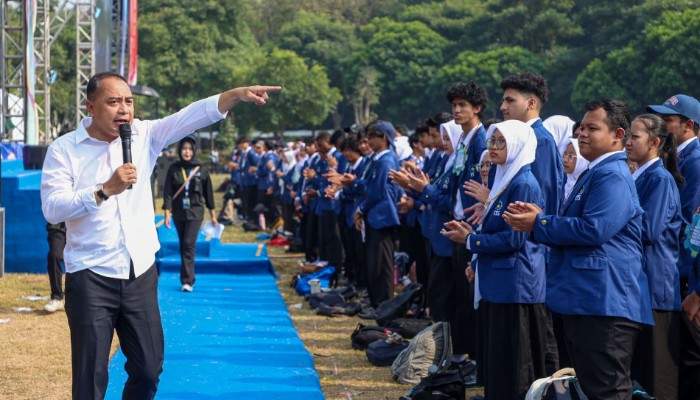 Eri saat menghadiri Pengukuhan Mahasiswa Baru ITS tahun akademik 2026/2027 di Kampus ITS Surabaya, Selasa (11/8/2026).