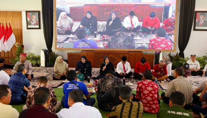 Forum perdana berlangsung di Pendopo Sabha Swagata Blambangan, Jumat (14/8/2026), dan dihadiri ratusan warga.