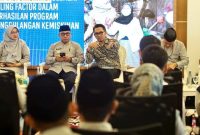 Tenaga Ahli Menteri Sosial, Andy Kurniawan, menyampaikan penunjukan dalam Rapat Koordinasi Penanggulangan Kemiskinan bersama Bupati Banyuwangi Ipuk Fiestiandani dan jajaran perangkat daerah, Jumat (21/8/2026).