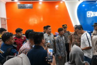 Abd Hamid, pensiunan Pemda Sumenep, didampingi kuasa hukumnya Kantor Advokat dan Konsultan Hukum Rudi Hartono Asosiate menyampaikan tuntutan kepada pihak BRI Cabang Sumenep terkait dugaan penyalahgunaan SK pensiun yang berujung pada pemotongan dana pensiun selama bertahun-tahun, Selasa (4/8).