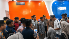 Abd Hamid, pensiunan Pemda Sumenep, didampingi kuasa hukumnya dari LBH Ahmad Madani Putra dan Rekan menyampaikan tuntutan kepada pihak BRI Cabang Sumenep terkait dugaan penyalahgunaan SK pensiun yang berujung pada pemotongan dana pensiun selama bertahun-tahun, Selasa (4/8).