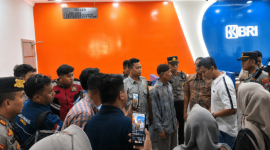Abd Hamid, pensiunan Pemda Sumenep, didampingi kuasa hukumnya Kantor Advokat dan Konsultan Hukum Rudi Hartono Asosiate menyampaikan tuntutan kepada pihak BRI Cabang Sumenep terkait dugaan penyalahgunaan SK pensiun yang berujung pada pemotongan dana pensiun selama bertahun-tahun, Selasa (4/8).
