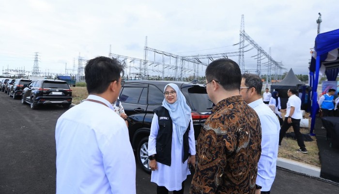 Bupati Banyuwangi Ipuk Fiestiandani yang turut mengikuti peluncuran mengatakan Pemkab Banyuwangi siap mendukung kelancaran pembangunan PLTS.