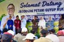 Menko Pangan Zulkifli Hasan dalam kegiatan dialog bersama Himpunan Petani Pemakai Air (HIPPA) dan petani se-Banyuwangi di Dam Karangdoro, Kecamatan Tegalsari, Kamis (20/8/2026).