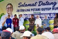 Menko Pangan Zulkifli Hasan dalam kegiatan dialog bersama Himpunan Petani Pemakai Air (HIPPA) dan petani se-Banyuwangi di Dam Karangdoro, Kecamatan Tegalsari, Kamis (20/8/2026).