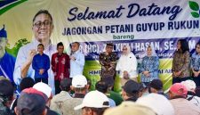 Menko Pangan Zulkifli Hasan dalam kegiatan dialog bersama Himpunan Petani Pemakai Air (HIPPA) dan petani se-Banyuwangi di Dam Karangdoro, Kecamatan Tegalsari, Kamis (20/8/2026).
