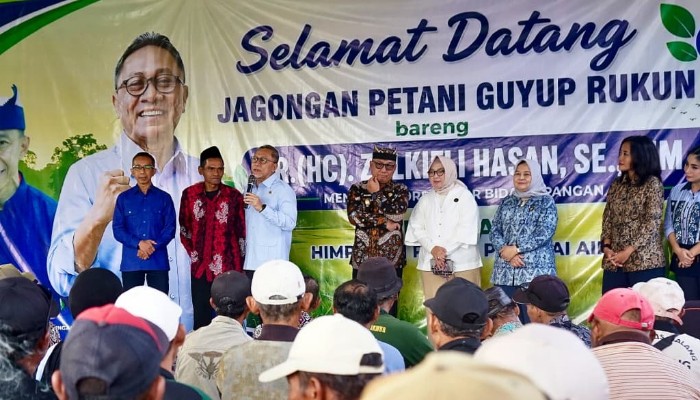 Menko Pangan Zulkifli Hasan dalam kegiatan dialog bersama Himpunan Petani Pemakai Air (HIPPA) dan petani se-Banyuwangi di Dam Karangdoro, Kecamatan Tegalsari, Kamis (20/8/2026).