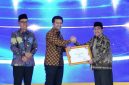 Wakil Bupati Sumenep KH Imam Hasyim saat menerima/menyampaikan capaian tiga penghargaan Juara 1 Syariah Award Jawa Timur.