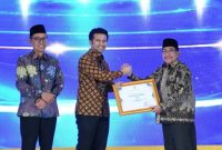 Wakil Bupati Sumenep KH Imam Hasyim saat menerima/menyampaikan capaian tiga penghargaan Juara 1 Syariah Award Jawa Timur.