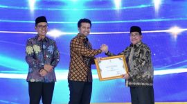 Wakil Bupati Sumenep KH Imam Hasyim saat menerima/menyampaikan capaian tiga penghargaan Juara 1 Syariah Award Jawa Timur.
