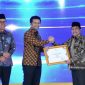 Wakil Bupati Sumenep KH Imam Hasyim saat menerima/menyampaikan capaian tiga penghargaan Juara 1 Syariah Award Jawa Timur.