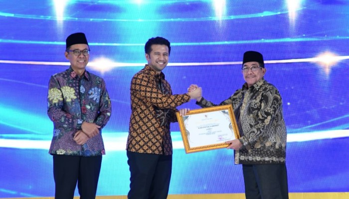 Wakil Bupati Sumenep KH Imam Hasyim saat menerima/menyampaikan capaian tiga penghargaan Juara 1 Syariah Award Jawa Timur.