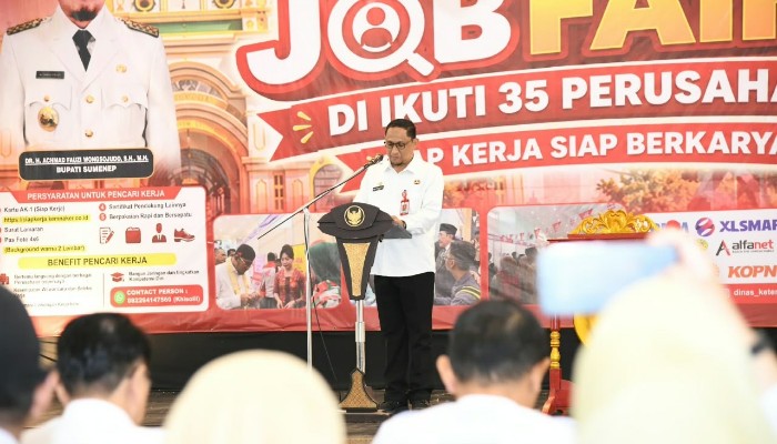 Sekda Sumenep Agus Dwi Saputra saat sambutan di Job Fair 2026 di Gedung KORPRI Sumenep, Rabu (23/9/2026).
