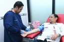 Sekda Agus saat mengikuti kegiatan donor darah di Kantor Palang Merah Indonesia (PMI) Sumenep, Rabu (9/9/2026).