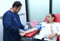 Sekda Agus saat mengikuti kegiatan donor darah di Kantor Palang Merah Indonesia (PMI) Sumenep, Rabu (9/9/2026).