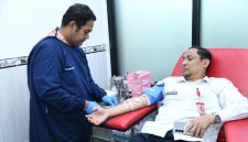 Sekda Agus saat mengikuti kegiatan donor darah di Kantor Palang Merah Indonesia (PMI) Sumenep, Rabu (9/9/2026).