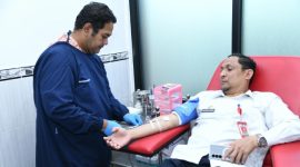 Sekda Agus saat mengikuti kegiatan donor darah di Kantor Palang Merah Indonesia (PMI) Sumenep, Rabu (9/9/2026).