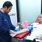 Sekda Agus saat mengikuti kegiatan donor darah di Kantor Palang Merah Indonesia (PMI) Sumenep, Rabu (9/9/2026).