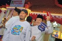 Bupati Sumenep Achmad Fauzi Wongsojudo dan Kepala Bappeda Sumenep saat mengabadikan momen kebersamaan di Stan Bappeda dalam Pameran Pembangunan MNV 2026.
