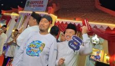 Bupati Sumenep Achmad Fauzi Wongsojudo dan Kepala Bappeda Sumenep saat mengabadikan momen kebersamaan di Stan Bappeda dalam Pameran Pembangunan MNV 2026.